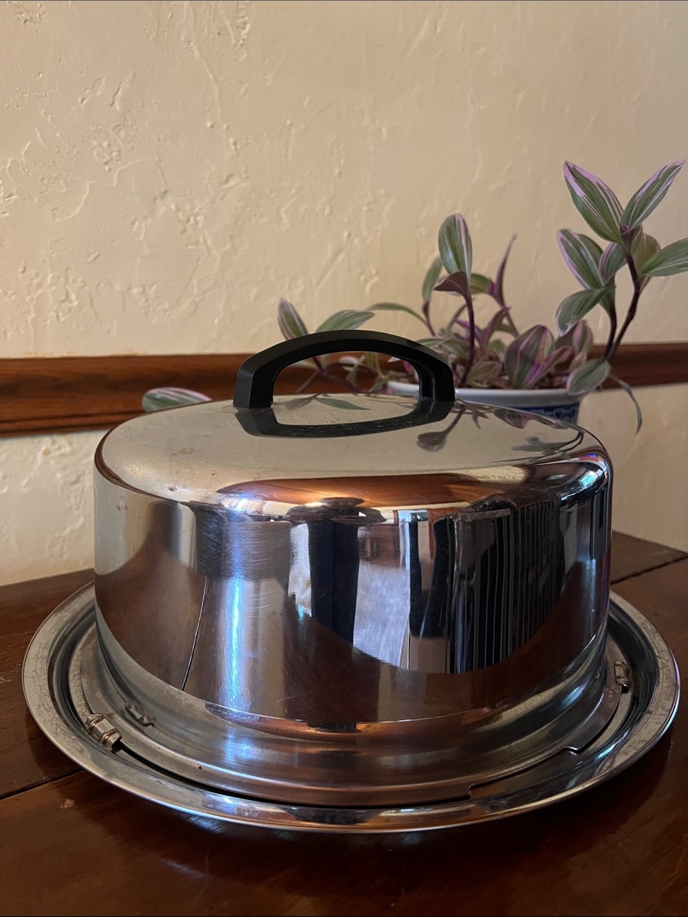 Circa 1960s Locking Chrome Metal Cake Saver